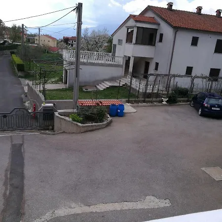 Amos Apartment